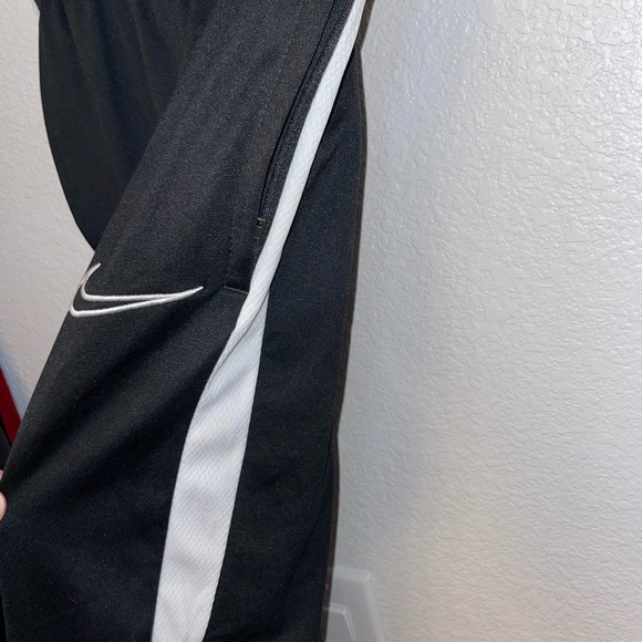 🌿DRI-FIT NIKE kids Joggers🌿 - Picture 3 of 5